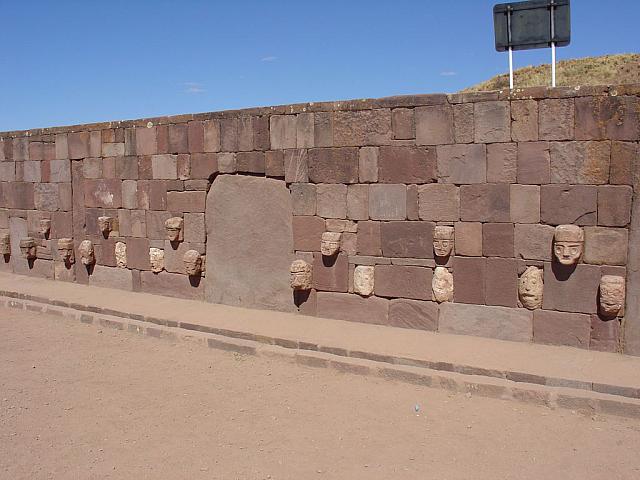 DSC01522 faces along the wall