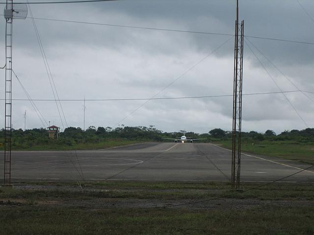 Posada Amazonas 003 plane arrives