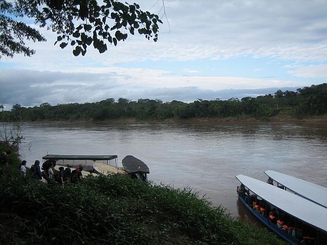 Posada Amazonas 022 loading the kayaks