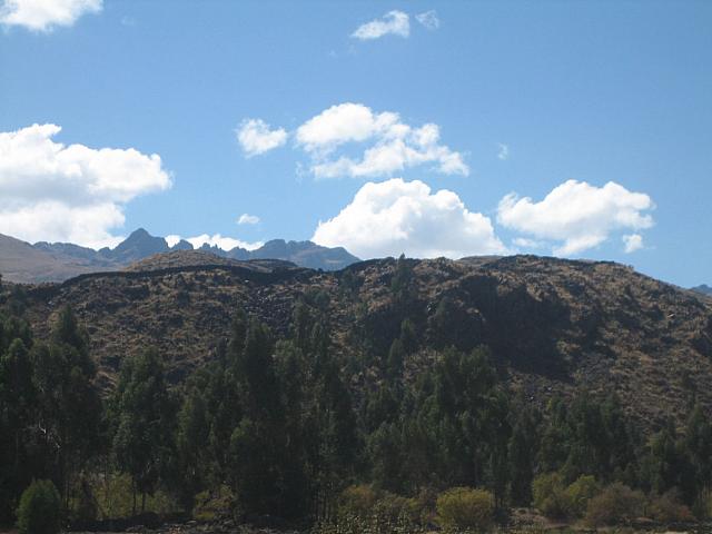 Bus to Puno 015 wall and volcano